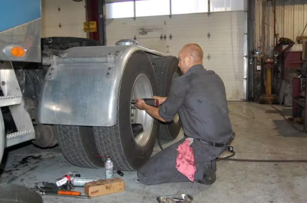 this is a picture of onsite truck repair in Detroit, MI